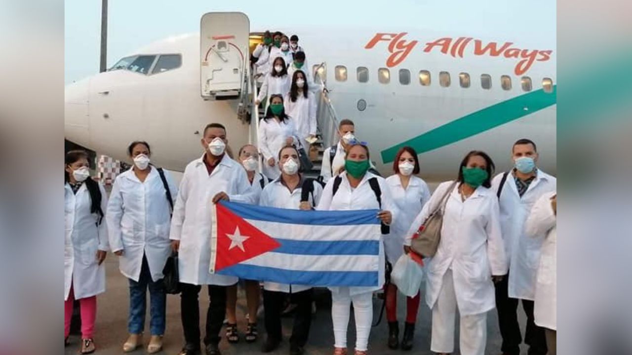 52 médicos cubanos llegan a Italia para ayudar con el brote de coronavirus