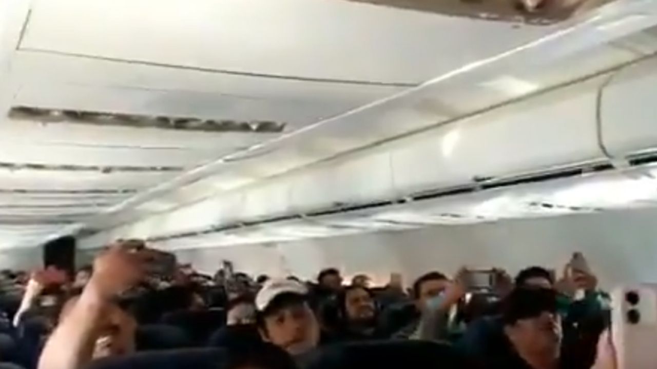 Mexicanos varados en Perú entonan ‘Cielito lindo’ tras retornar al país