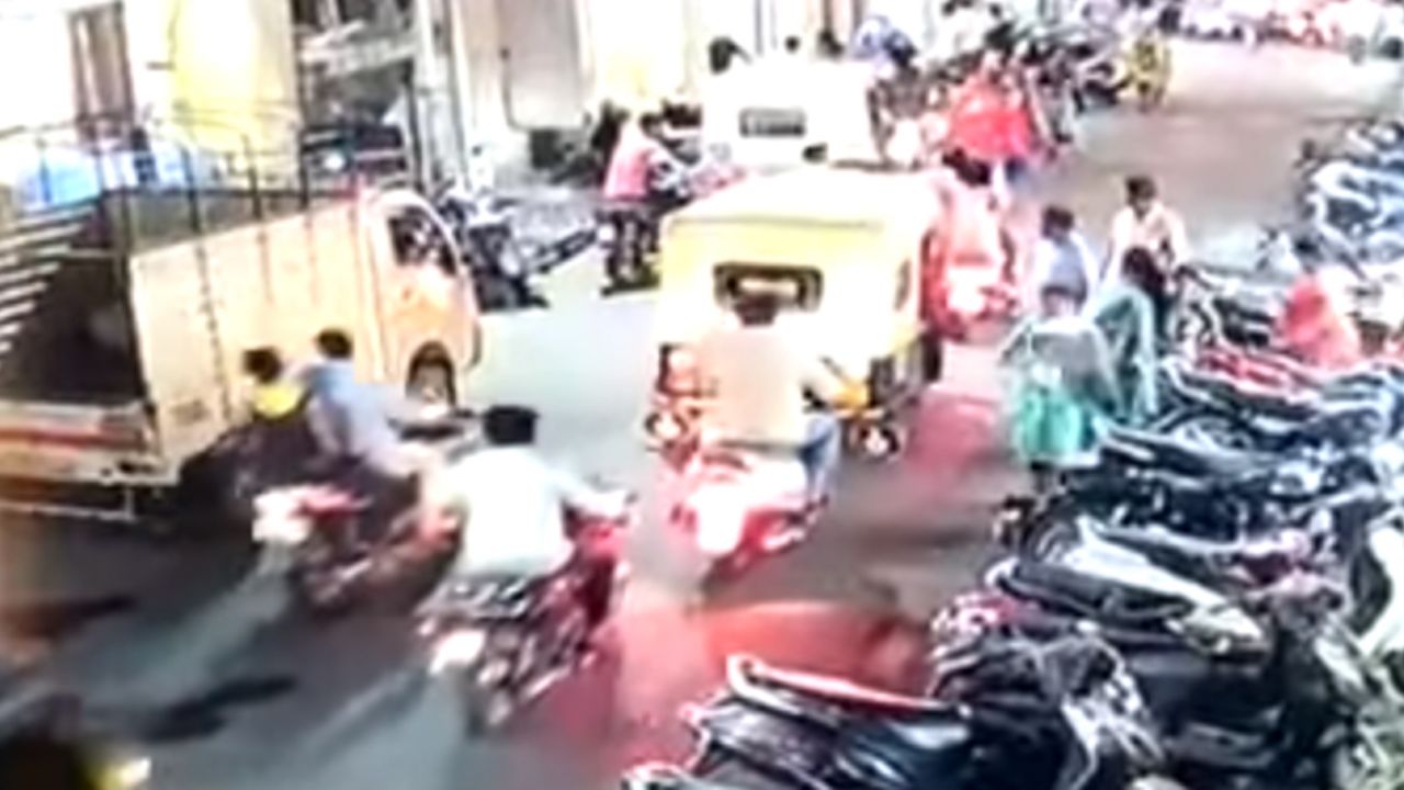 Histeria por Covid-19: Golpean a hombre en India por estornudar en vía pública