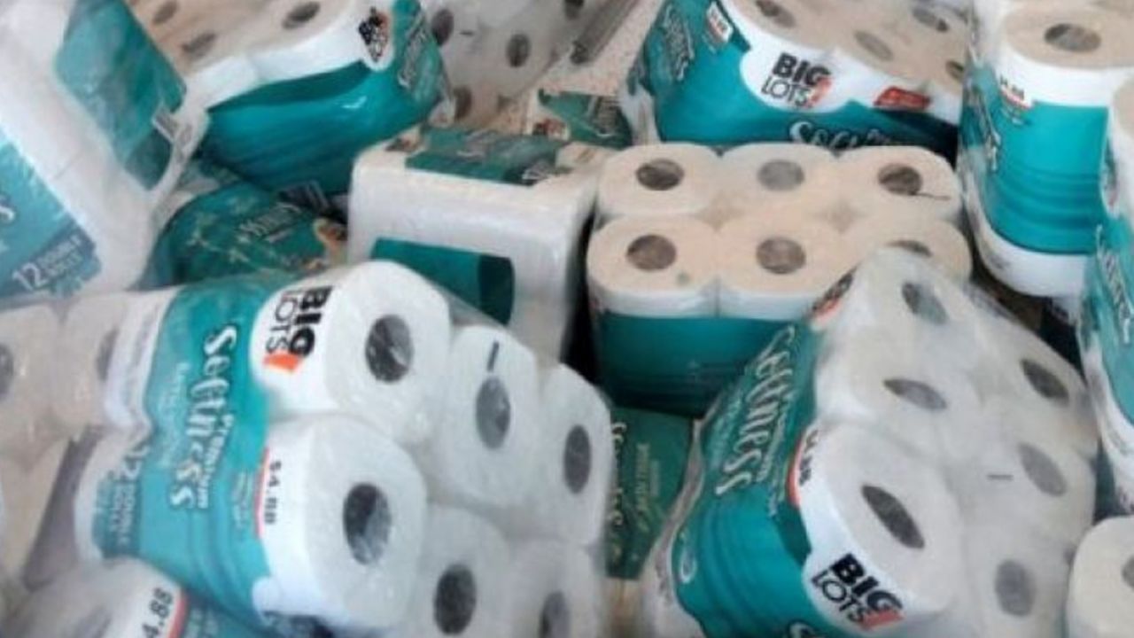 Hombre encuentra ‘fortuna’ en almacén; casi 300 rollos de papel higiénico