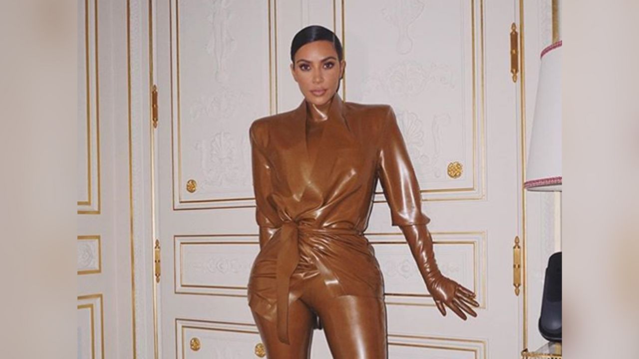Desde la comodidad del piso de su armario, Kim Kardashian enamora con su belleza