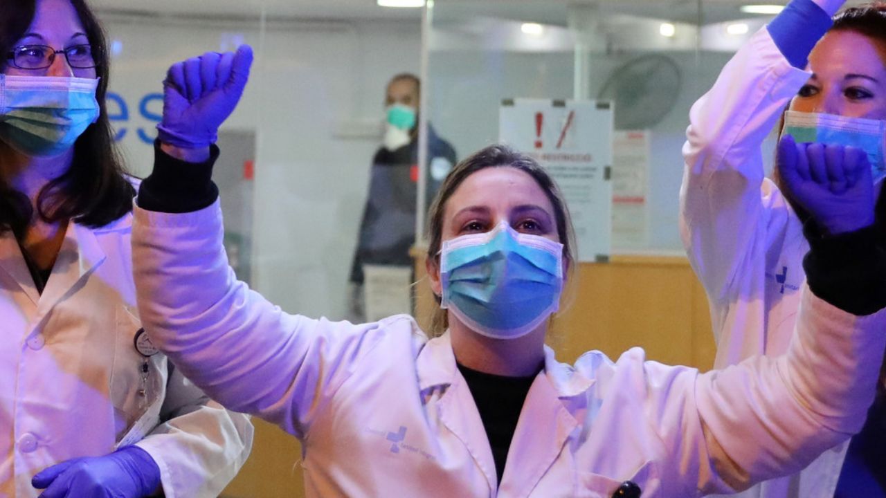 Mujer sanada de Covid-19 en España es despedida del hospital con aplausos
