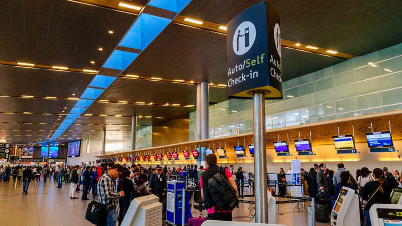 INDIGNANTE VIDEO: Pasajero tose en la cara a una empleada del aeropuerto