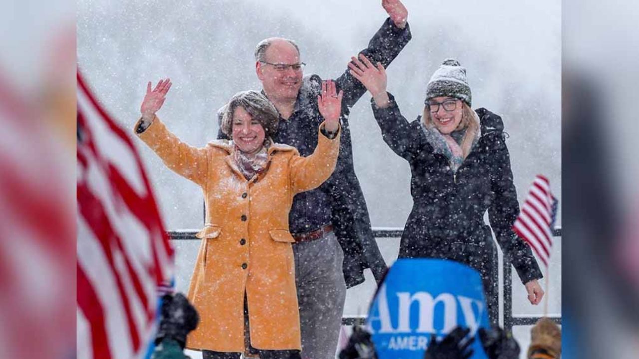 Esposo de senadora de EU tiene Covid-19; lo hospitalizaron tras toser sangre