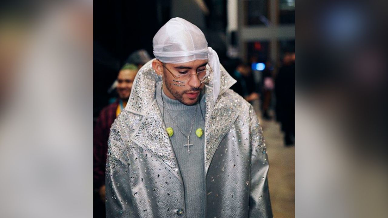 “Soy Woody”: Por cuarentena Bad Bunny regresa a la niñez y juega con muñecos