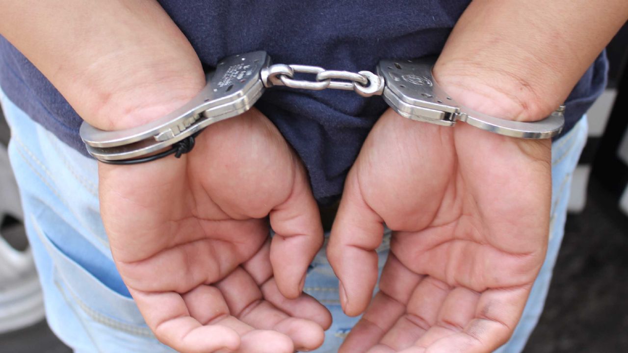 Detienen a sospechoso hombre que paseaba con un arma y droga