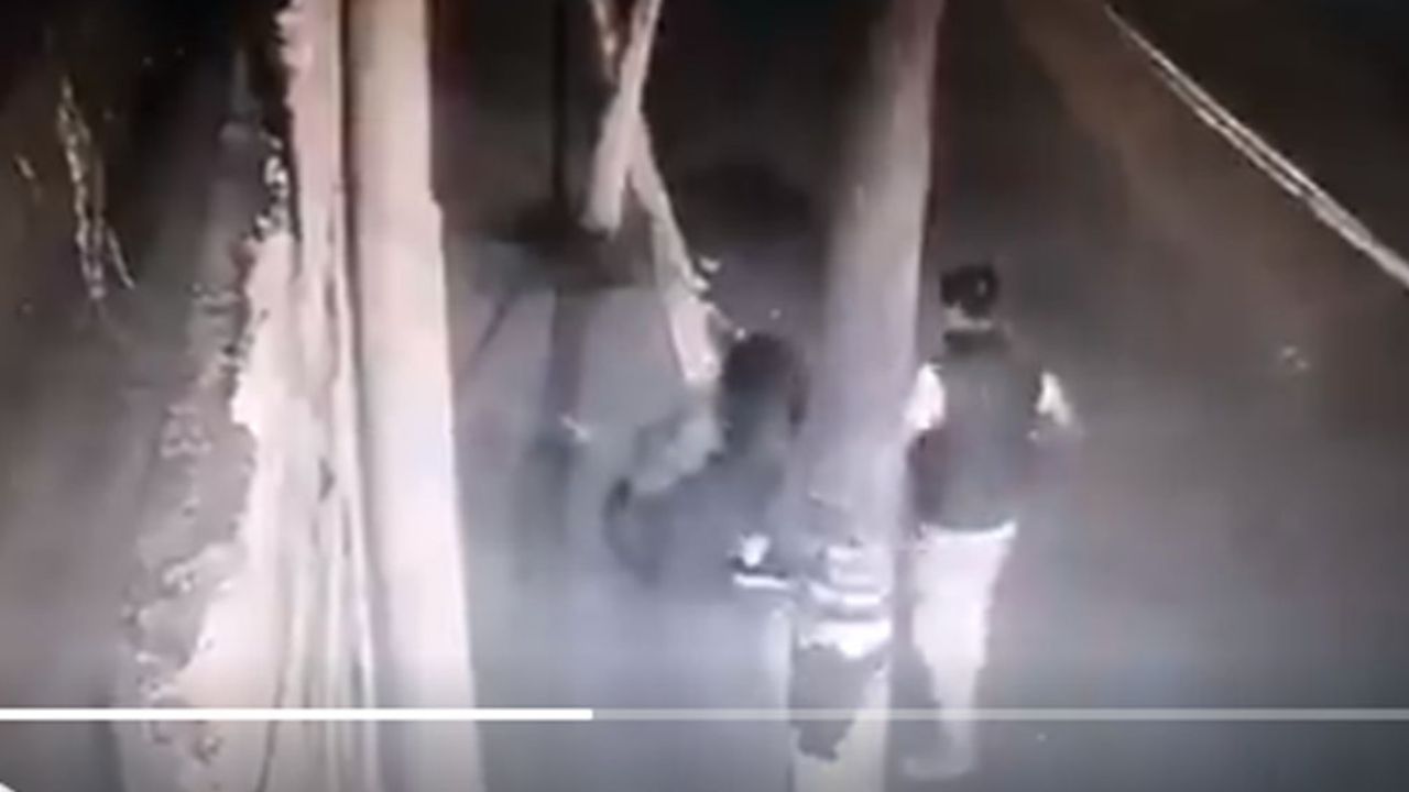 VIDEO: Mujer es golpeada, pateada y humillada en plena calle de CDMX