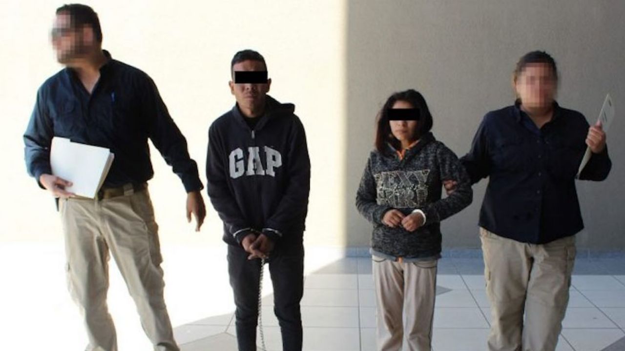 Cae madre y padrastro de Abraham, el niño hallado muerto en un baño