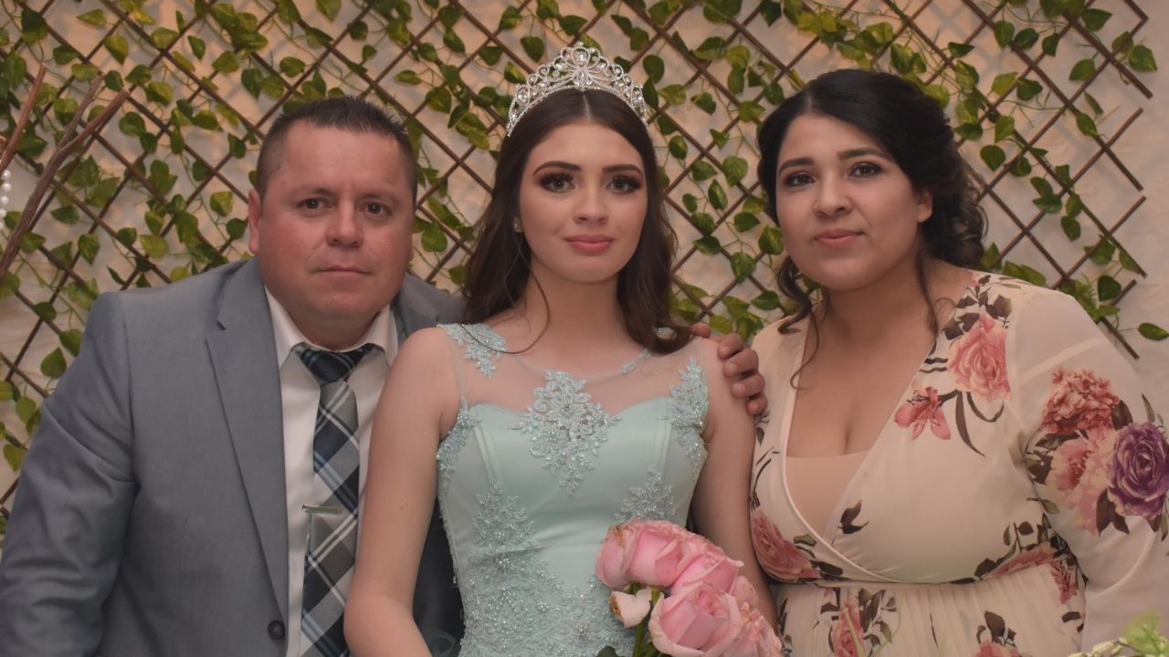 La hermosa Diana González debuta en sociedad por sus XV años de edad