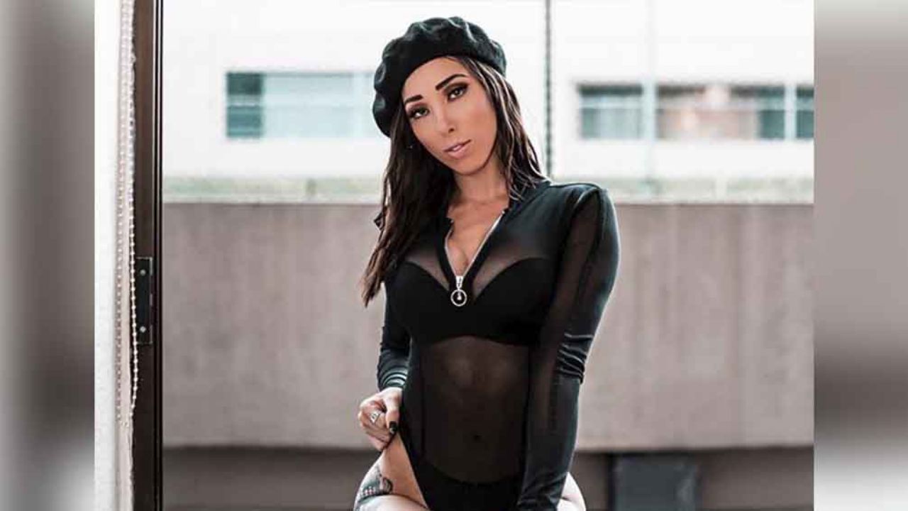 Danik Michell roba miradas arriba de la bicicleta con un profundo escote