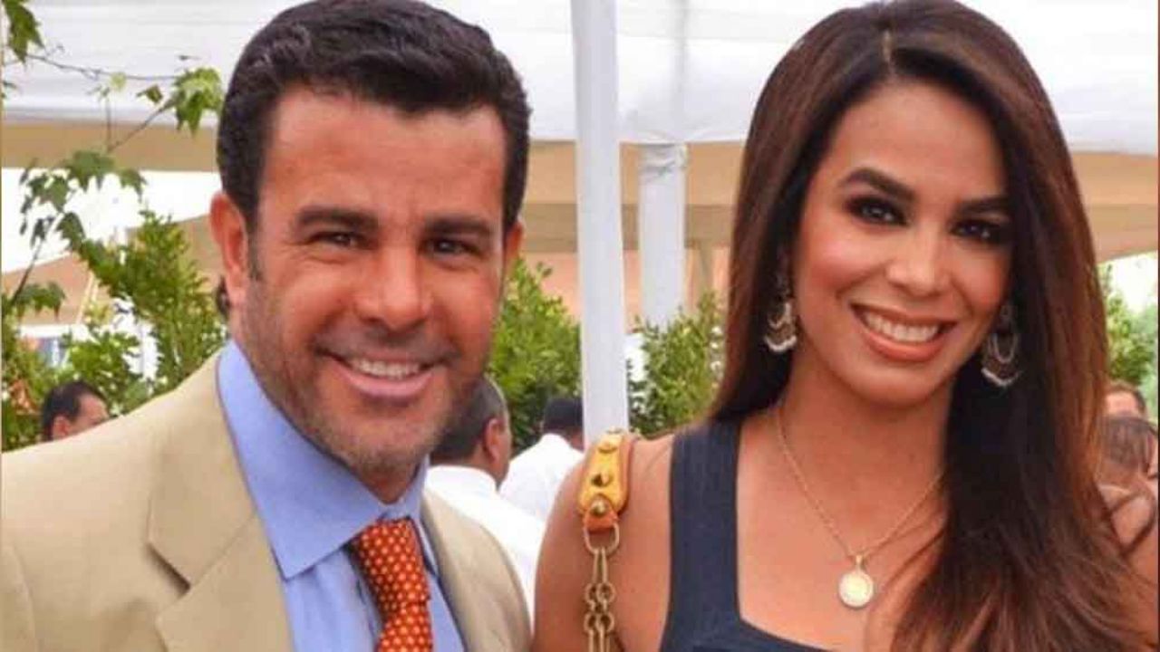 Biby Gaytán debuta como estilista al cortar el pelo de Eduardo Capetillo
