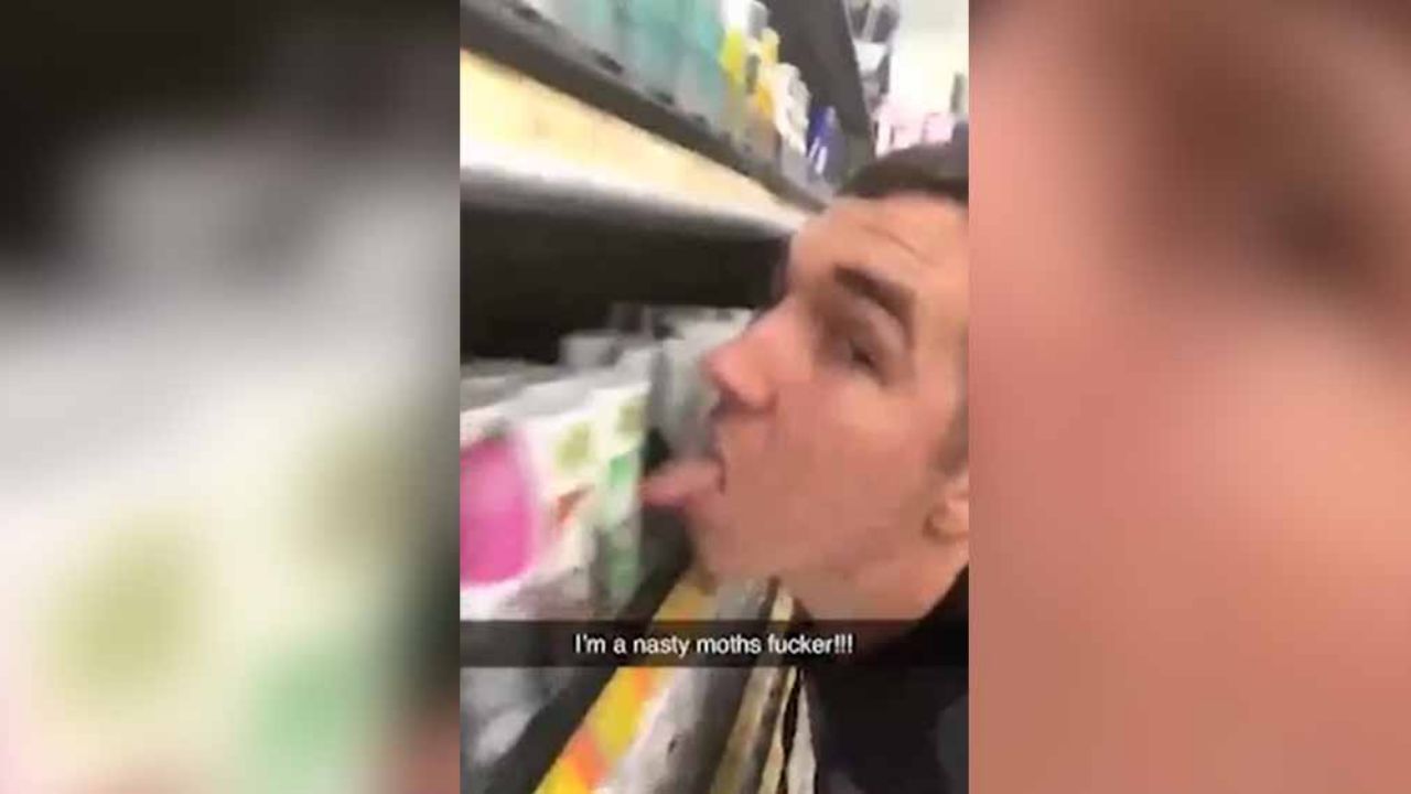 VIDEO: Joven lame artículos de tienda y grita que no le asusta el Covid-19; lo arrestan