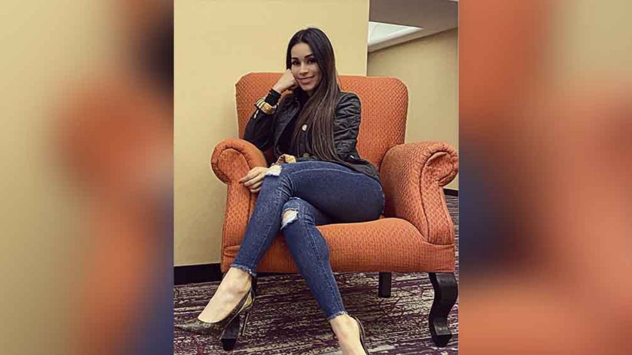 Yuliett Torres derrocha belleza al exhibirse con solo una bata frente a la ventana