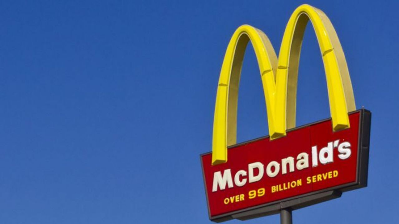 McDonald’s se reinventa y cambia su logo para concientizar sobre el Covid-19