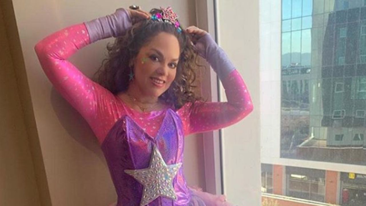 Con sexy foto desde la cama, Tatiana invita a sus fans a quedarse en casa