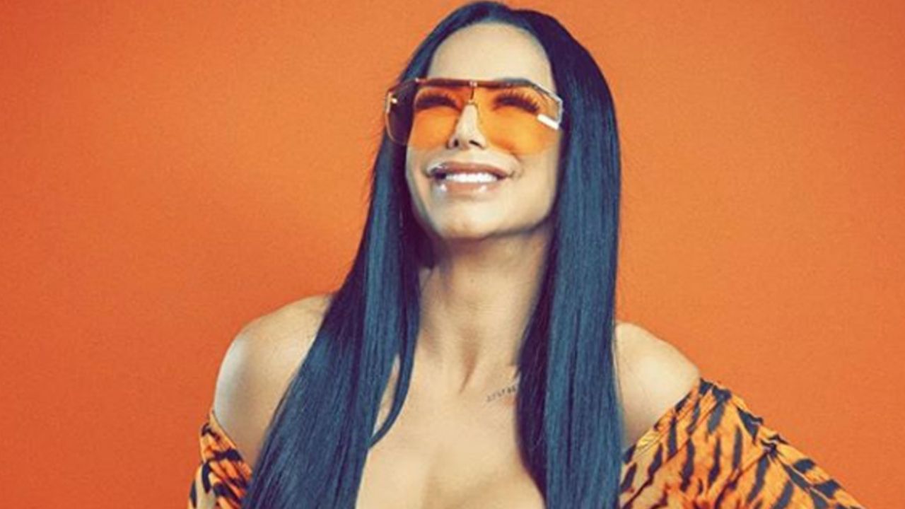 Lis Vega luce su trasero en primer plano y dice ser “cuarentona en cuarentena”