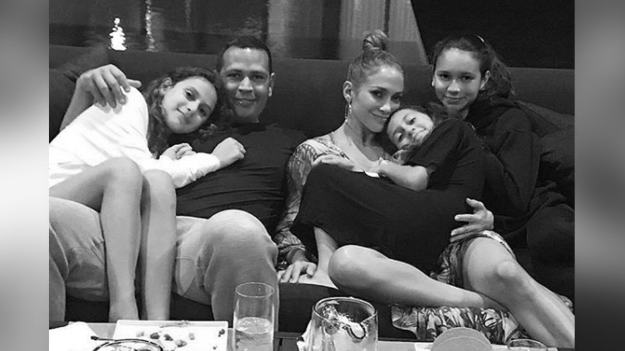 Jennifer Lopez se divierte en familia al jugar béisbol como una profesional