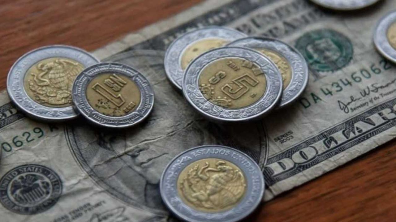 Peso se recupera de la caída histórica frente al dólar; baja de las 25 unidades