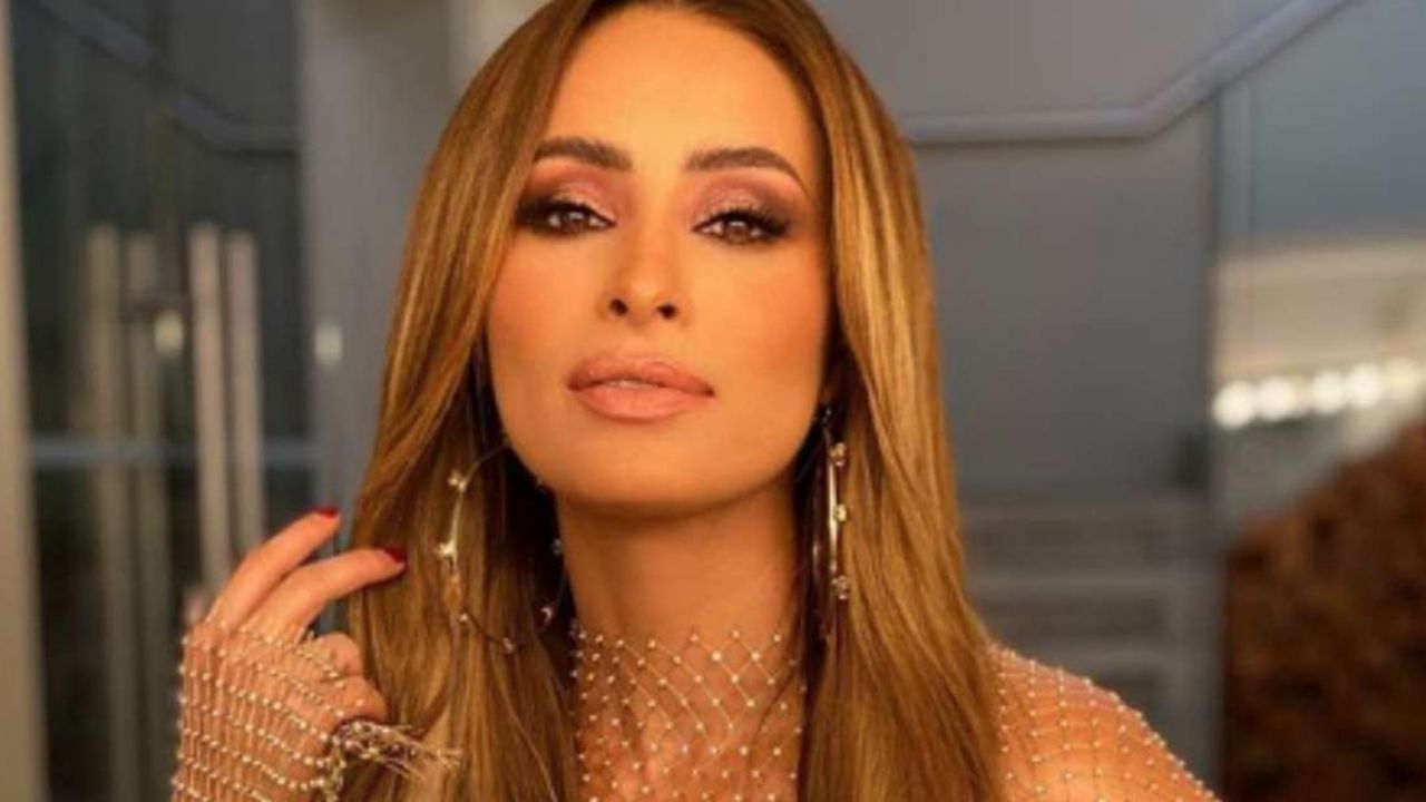 Cynthia Rodríguez recibe primer regalo de cumpleaños ¡y no se lo mandó Carlos Rivera!