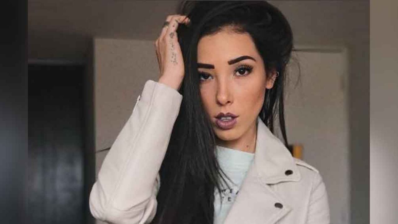 Danik Michell lo enseña todo sentada en la mesa con corto vestido