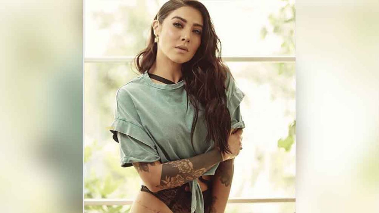 Érika Fernández limpia su casa en poca ropa durante cuarentena