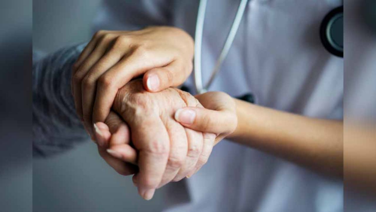 Covid-19: Crueles jóvenes atemorizan a ancianos al acosarlos y hacerles bromas