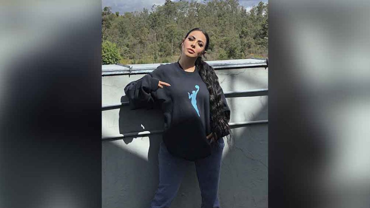 Jimena Sánchez asolea sus atributos en microscópica tanga durante cuarentena
