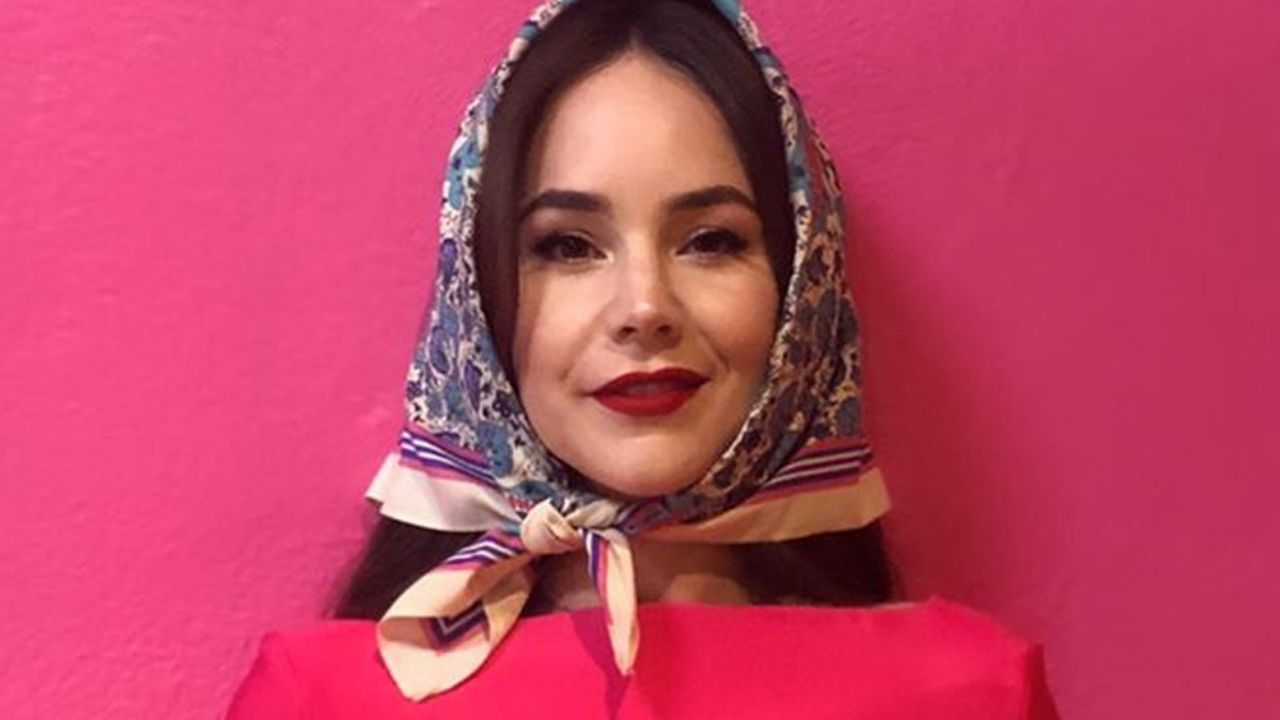 ¡Se le ve todo! Camila Sodi modela bata transparente sin ropa inerior