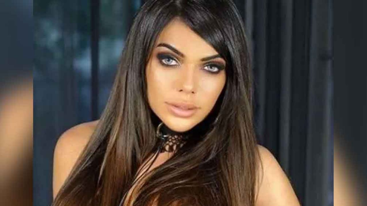 Suzy Cortez luce sus pronunciadas piernas arriba de la cama sin pantalón