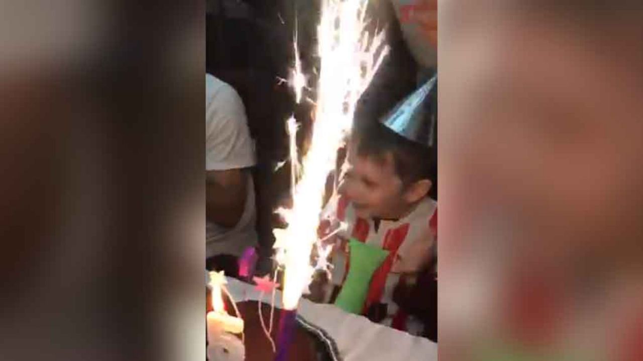 Por Covid-19, niño celebra cumpleaños con familiares en videollamada