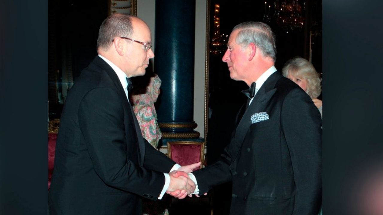 Príncipe Carlos habría sido contagiado de Covid-19 por este royal, este día