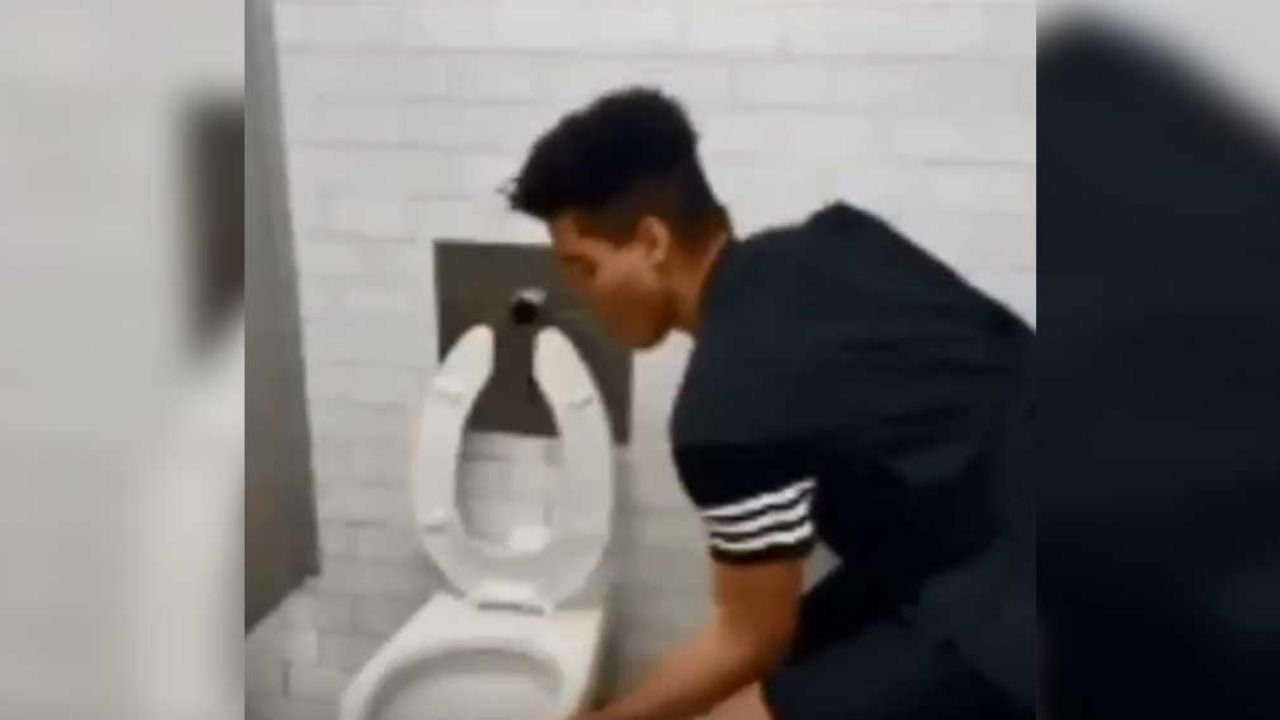 Sujeto contrae Covid-19 tras hacer el ‘coronavirus challenge’; lamió inodoro