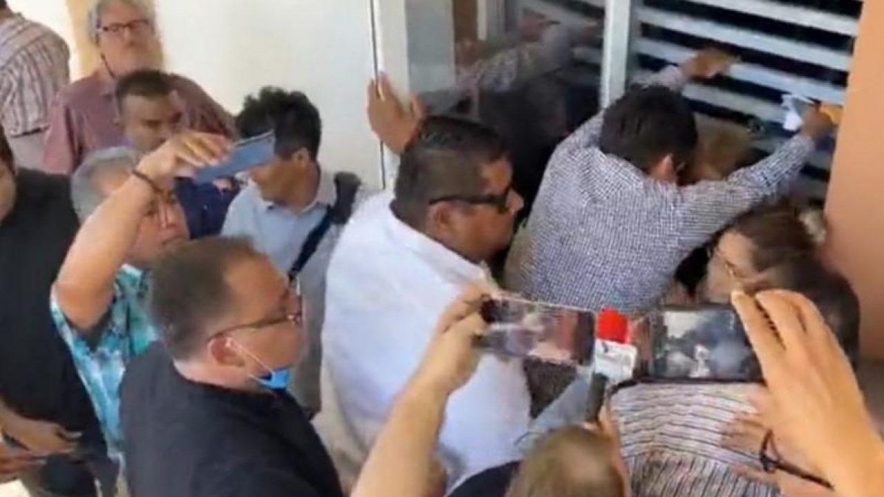 ¿Y la sana distancia? Diputadas de Morena y PES pelean a mordidas