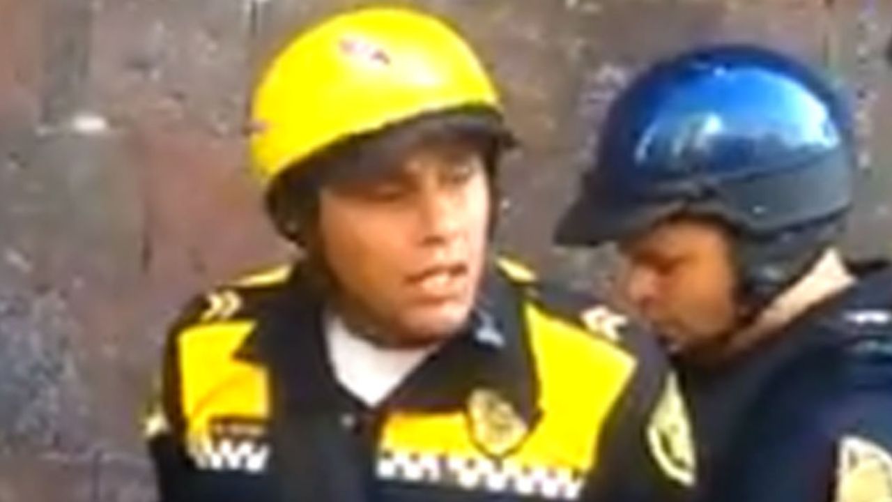 VIDEO: Detienen a dos policías corruptos en plena vía pública de CDMX