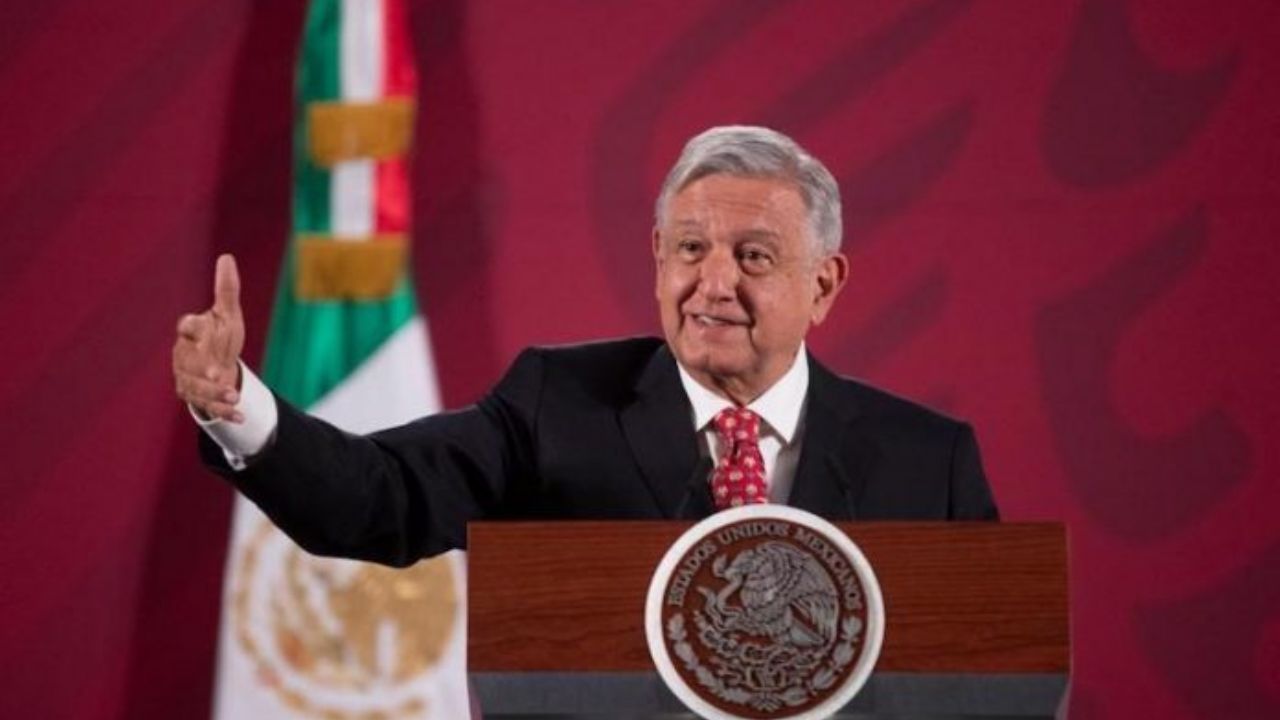AMLO celebra aprobación de programas sociales obligatorios