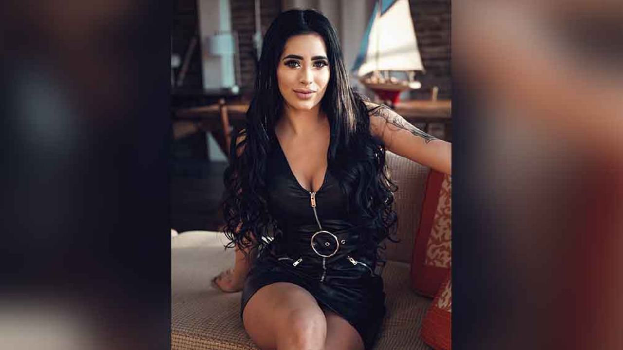 Kim Shantal presume su marcado abdomen con un atractivo traje de baño