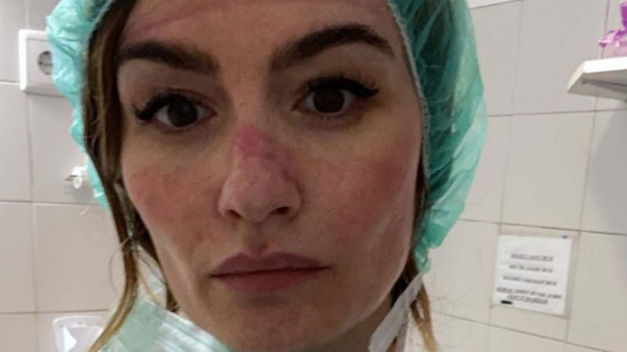 Influencer que apoyó como enfermera en España da positivo a coronavirus