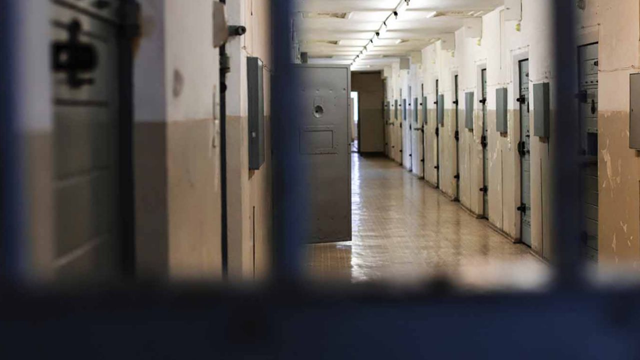 Delincuente sexual muere en prisión tras contagiarse de coronavirus