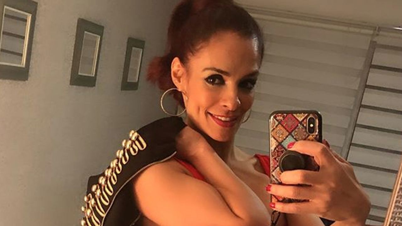 VIDEO: Alma Cero regresa en el tiempo y luce sensual traje de baño ochentero