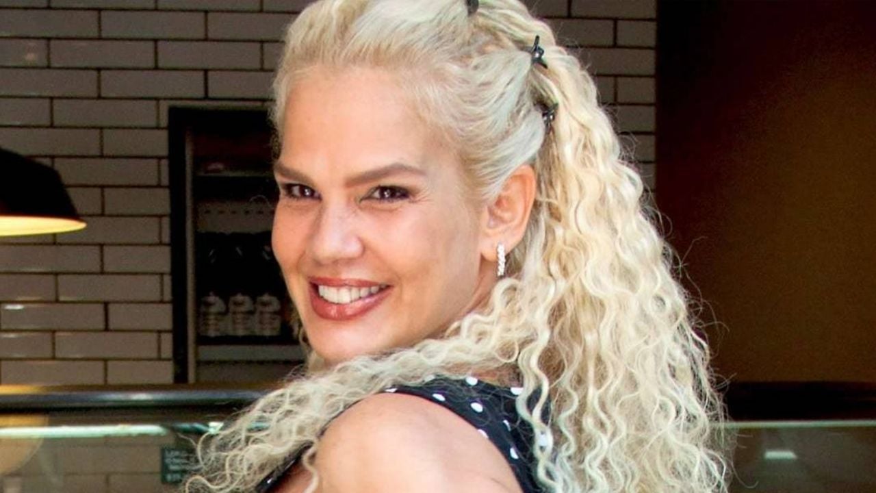 Con penetrante mirada, Niurka Marcos presume descarada foto topless