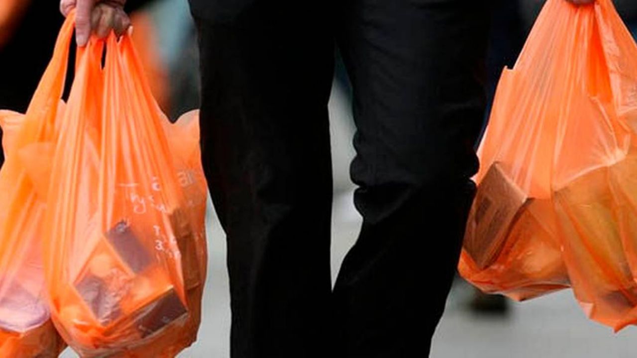 Mujer genera burlas al ir de compras cubierta de bolsas para evitar Covid-19