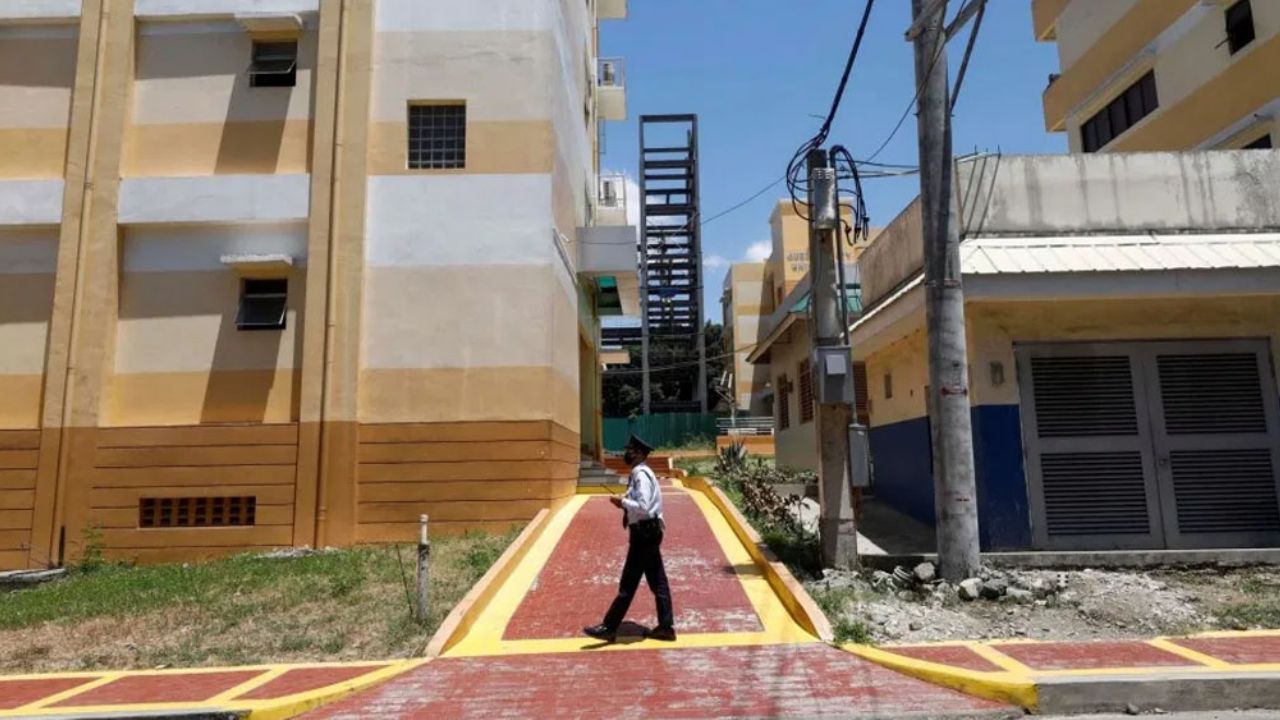 Covid-19: Filipinas encierra en jaulas para perro a quienes violan cuarentena