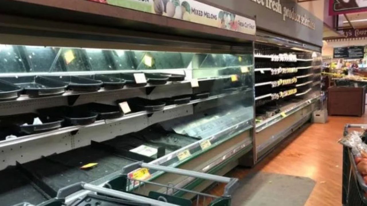 Pánico por el coronavius: Mujer tose sobre producto de supermercado