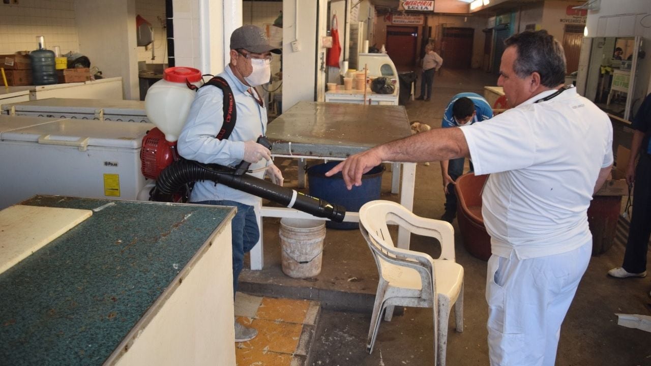 En Navojoa limpian y desinfectan el Mercado y áreas de seguridad