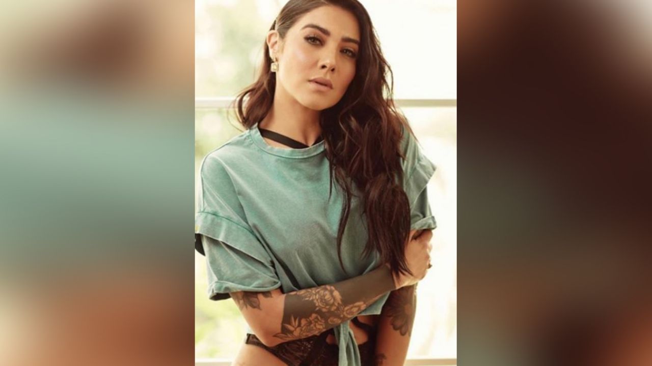 Érika Fernandez desborda sensualidad a orilla de la playa en traje de baño