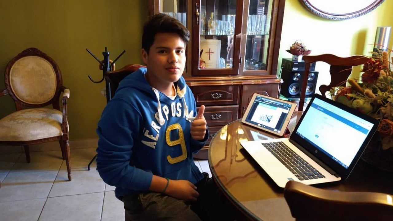 Alumnos de preparatoria realizan actividades académicas desde casa