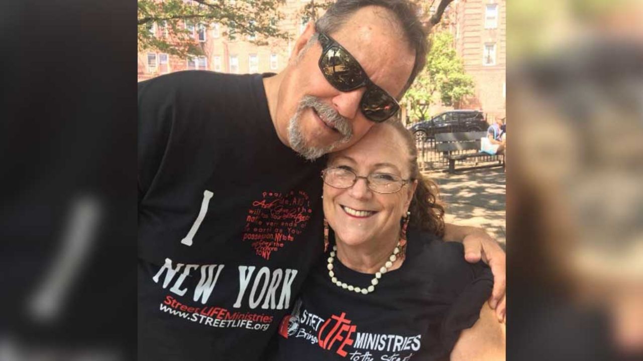 Pastor que llamó “histeria masiva” al coronavirus muere de la infección