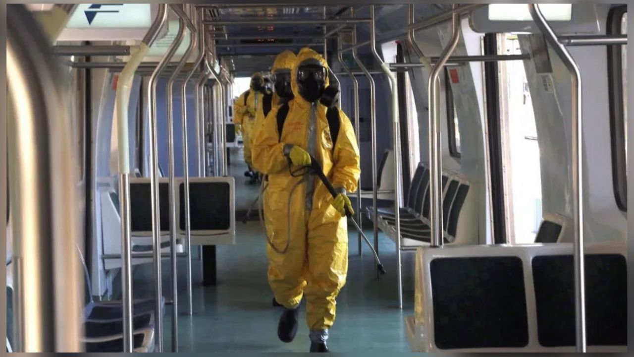 Soldados salen con tanques fumigantes para combatir el Covid-19 en Río