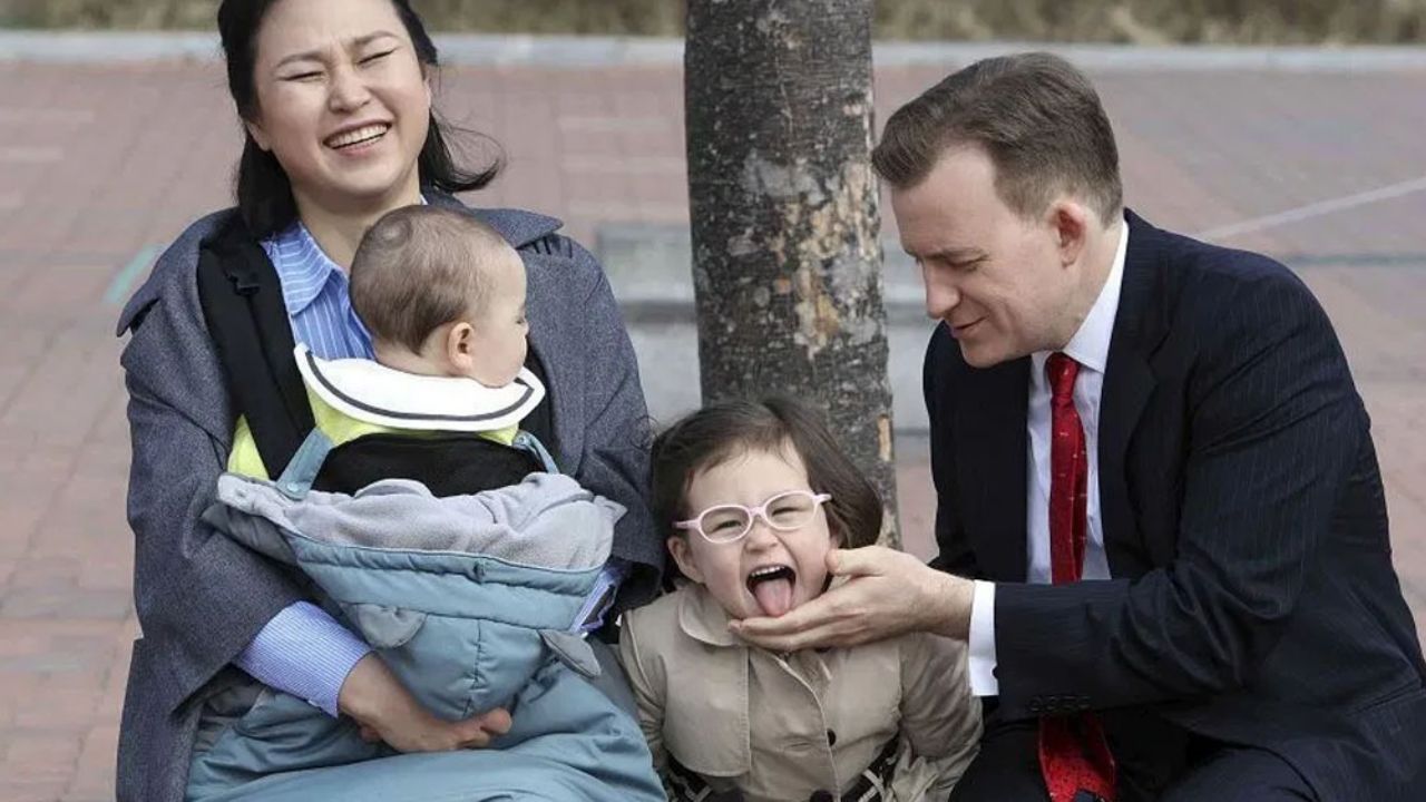 Reportero interrumpido por sus hijos reaparece para hablar de Home Office