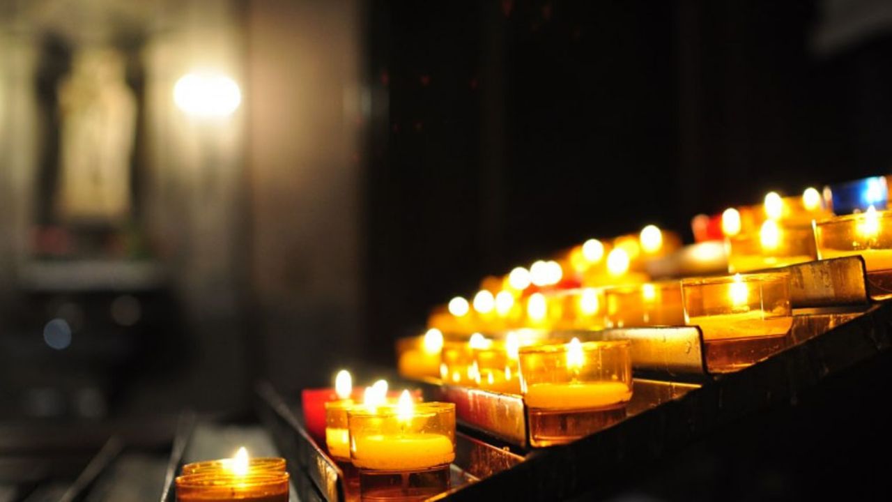 VIDEO: Párroco casi se incendia a sí mismo durante sermón virtual